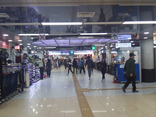 永登浦ロータリー地下ショッピングセンター内の風景